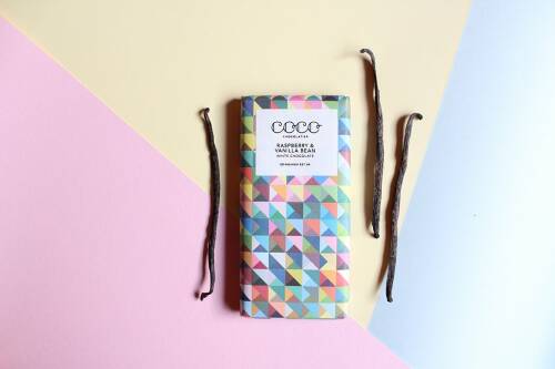 Ciocolata alba cu zmeura si boabe de vanilie | Coco Chocolatier