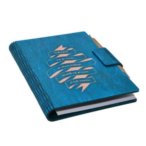 Agenda A5 din lemn personalizata, albastra, Piksel, cu mesaj, 100 pagini si pix din lemn inclus