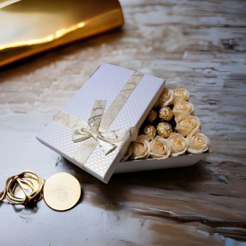 Aranjament cutie dreptunghiulara cu trandafiri din sapun si Ferrero Rocher