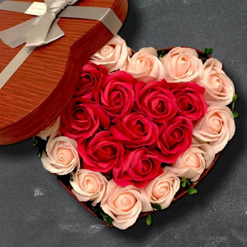 3gifts - Cutie inima mare cu trandafiri din sapun