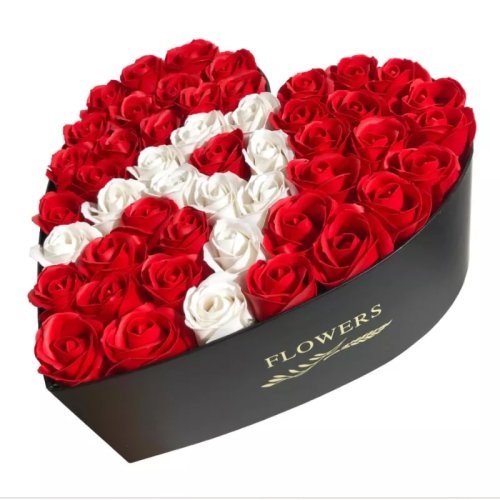 Aranjament floral personalizat cu litera A cutie inima neagra cu 49 trandafiri de sapun